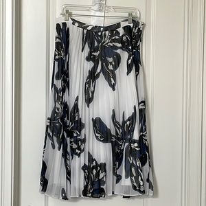 NWT Banana Republic Pleated Skirt, White with Navy and Black Print, size 14